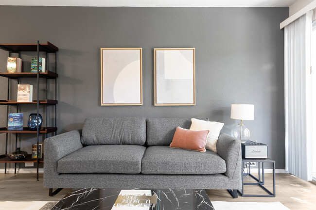 Foto del edificio - 555 W Middlefield Rd