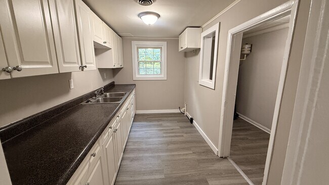 Building Photo - 3119 Clarendon Ave