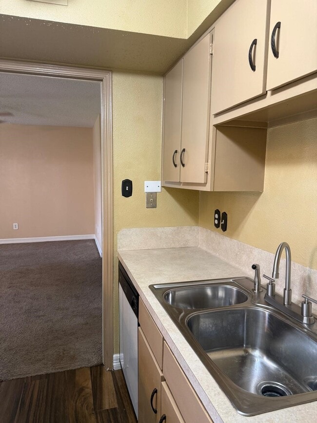 Building Photo - 6402 Del Monte Dr