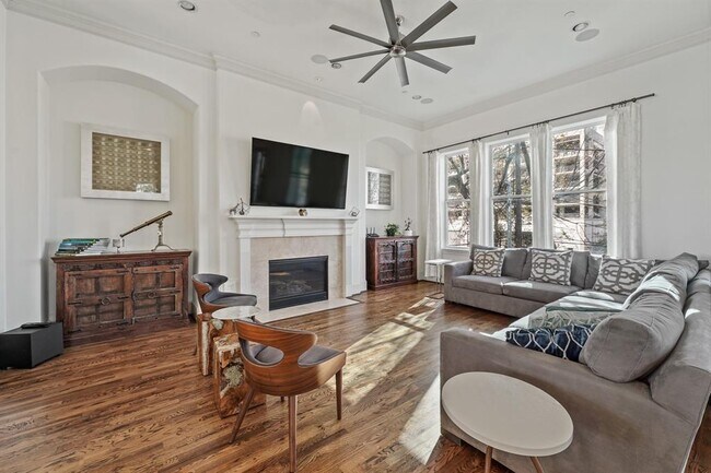 Building Photo - 2221 N MacGregor Way