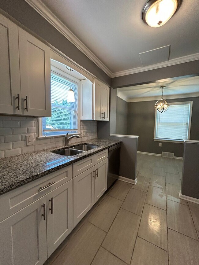 Foto del edificio - Spacious 3-Bedroom, 2-Bath House in South Euclid