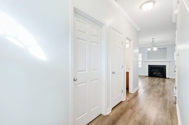 Building Photo - Great Raleigh Townhouse in Pine Knoll Townes!