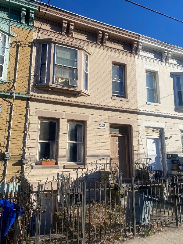 Building Photo - 825 Mt Prospect Ave