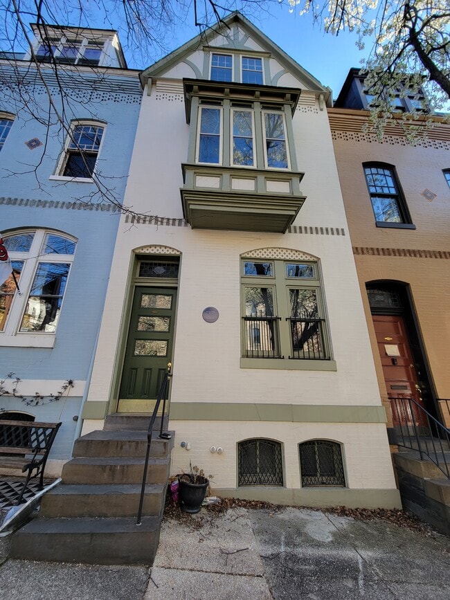 Building Photo - 1215 John St