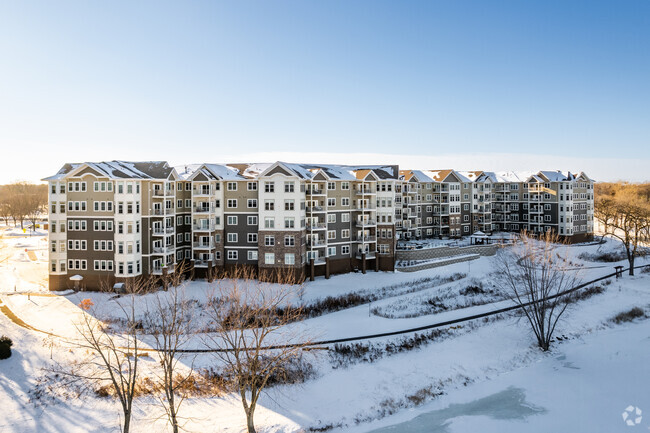 Building Photo - Applewood Pointe at Mississippi Crossings