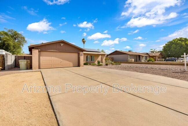 Building Photo - 5610 W Grovers Ave