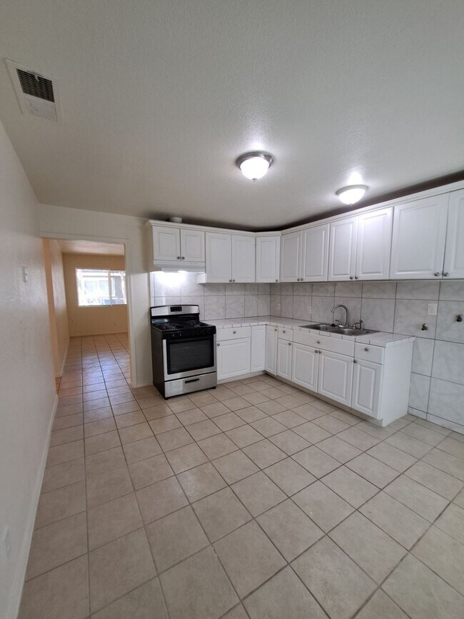 Foto del edificio - 2221 S Poppy Ave