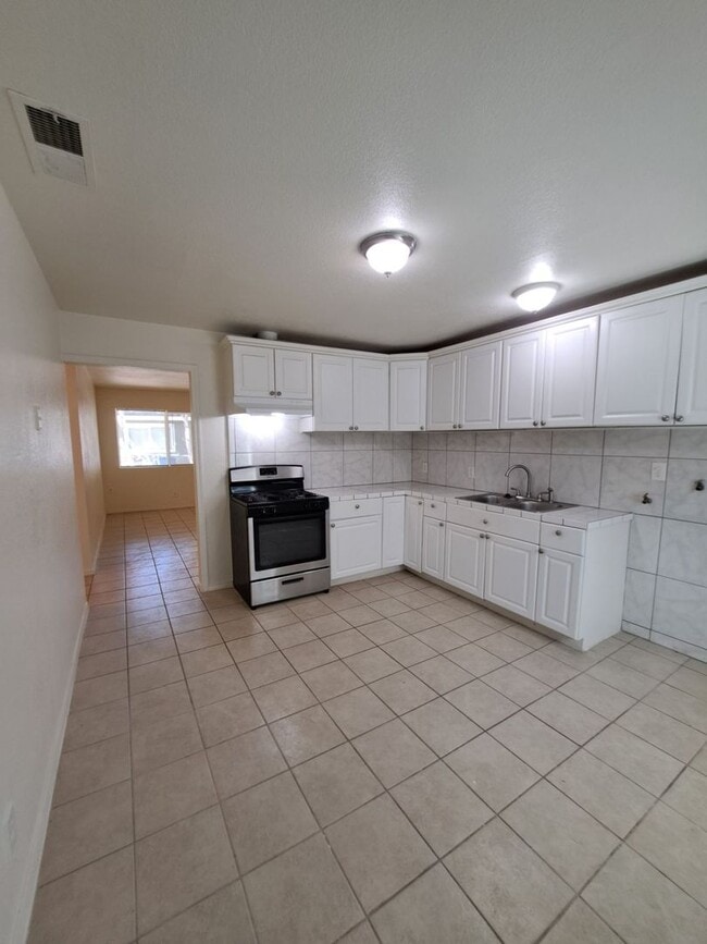 Building Photo - 2221 S Poppy Ave