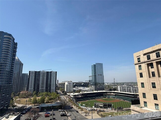 Foto del edificio - 333 W Trade St