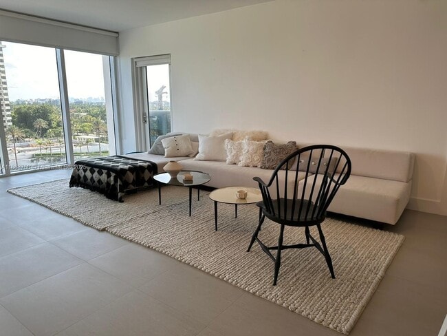 Building Photo - 10275 Collins Ave