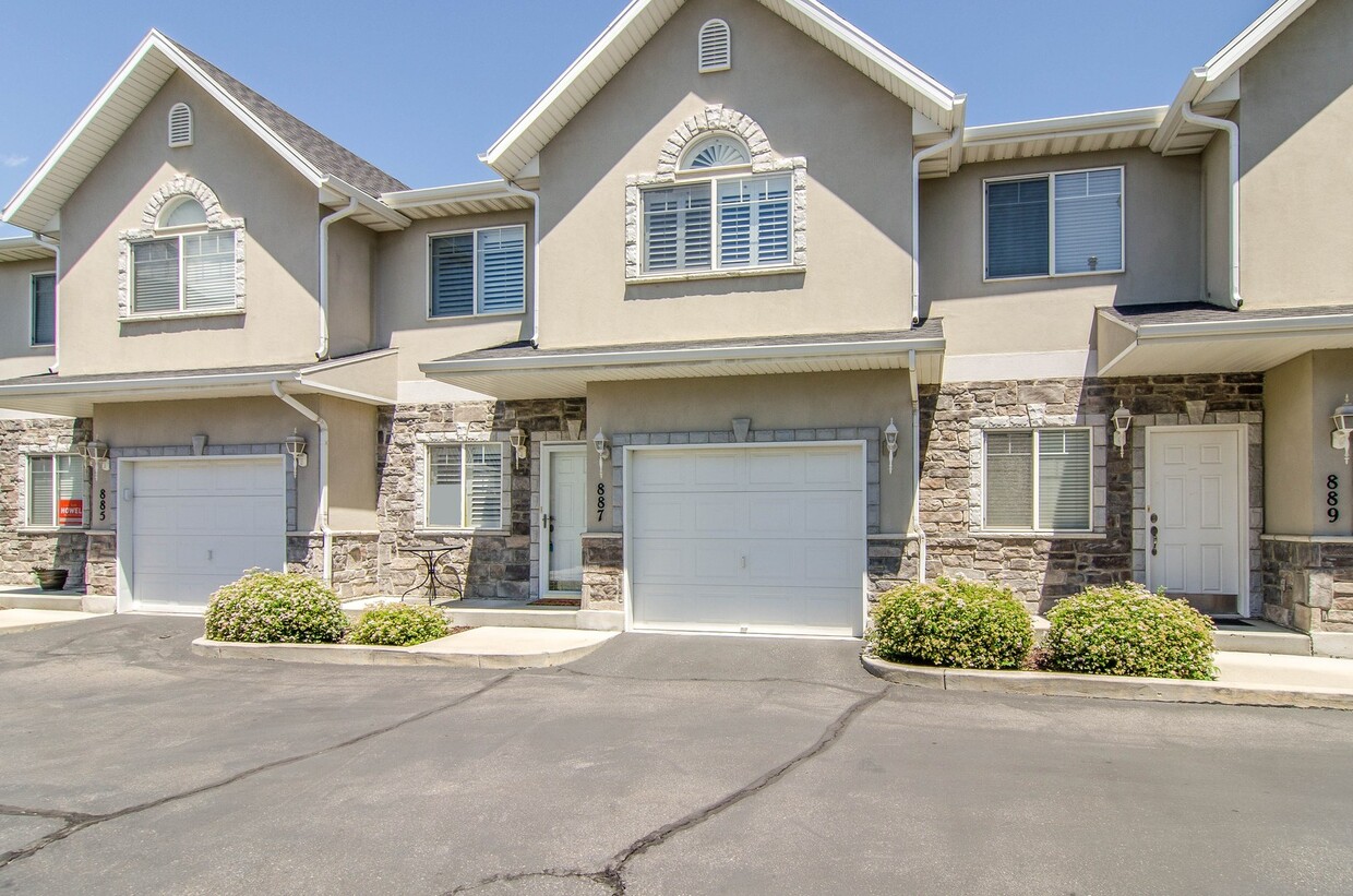 Primary Photo - Spacious 3 Bed, 2.5 Bath Townhome in Prime...