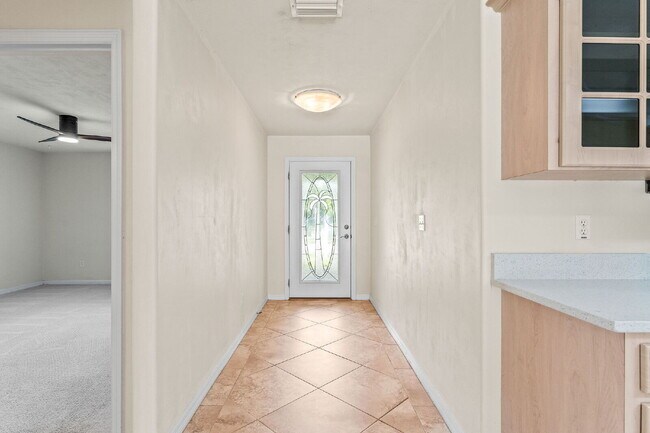 Building Photo - Scenic Comfort Awaits: Spacious 3-Bed, 2-B...