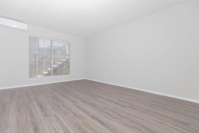 Foto del edificio - 3125 Crestdale Dr