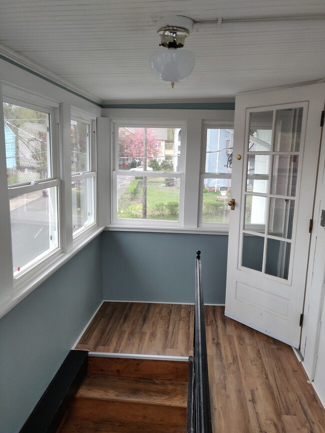 Enclosed Hallway/ Breakfast nook - 114 Tremont St