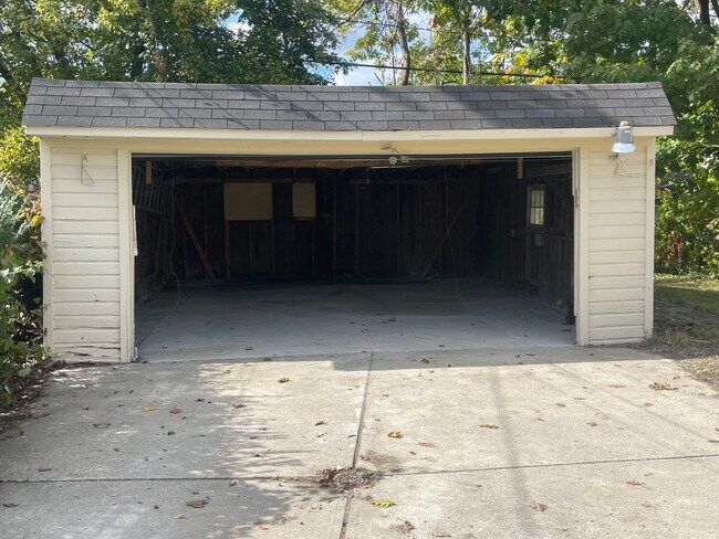 Building Photo - CLE Single Family 3 Bed 2 Bath FOR RENT!