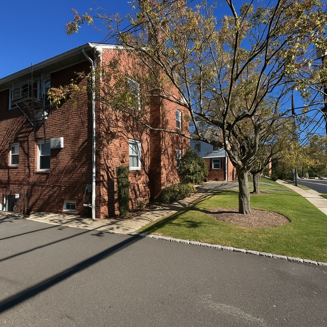 Building Photo - 616 Mill St
