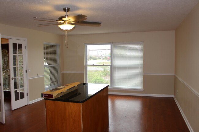Foto del edificio - 3100 Wood Valley Rd