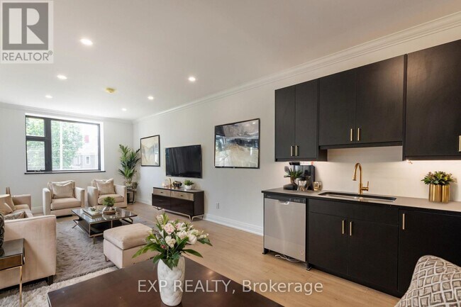 Building Photo - 16 Hincks St