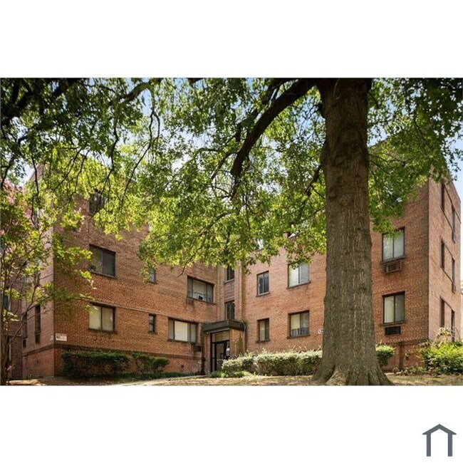 Foto del edificio - Top-Floor 2-Bedroom Condo in Southwest DC ...