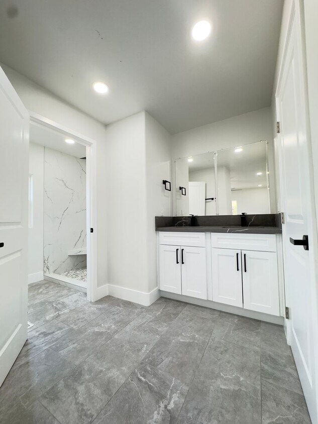 Building Photo - Beautifully spacious 2 bedroom 2 bath