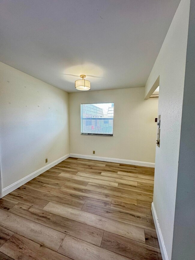 Building Photo - 460 Saxony Way