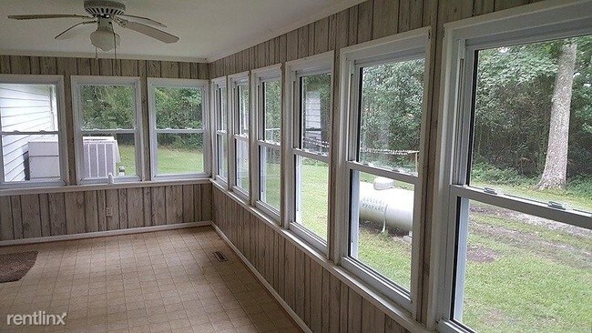 Building Photo - 3 br, 2 bath Apartment - 130 Holiday Lane