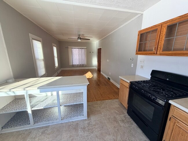 Building Photo - 610 Mill St