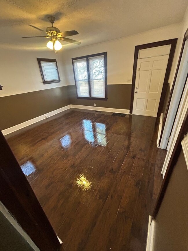 Foto del edificio - 819 Covert Ave