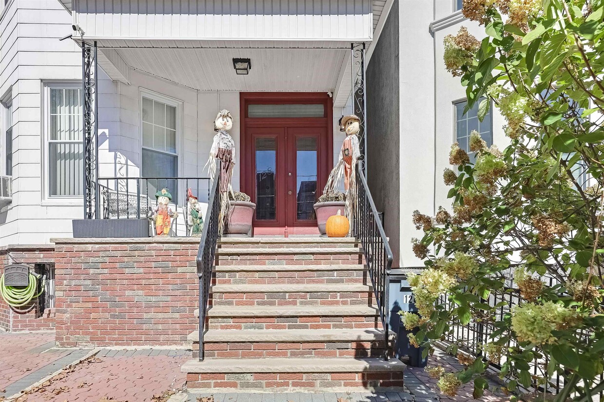 Primary Photo - 128 OAK St