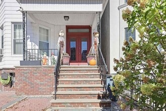 Building Photo - 128 OAK St