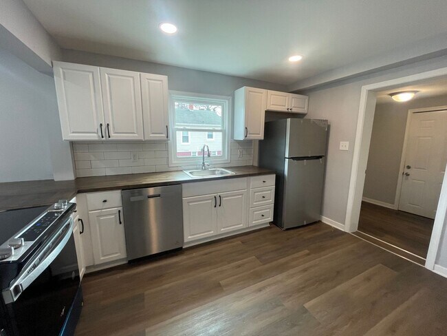 Building Photo - Newly Renovated Home
