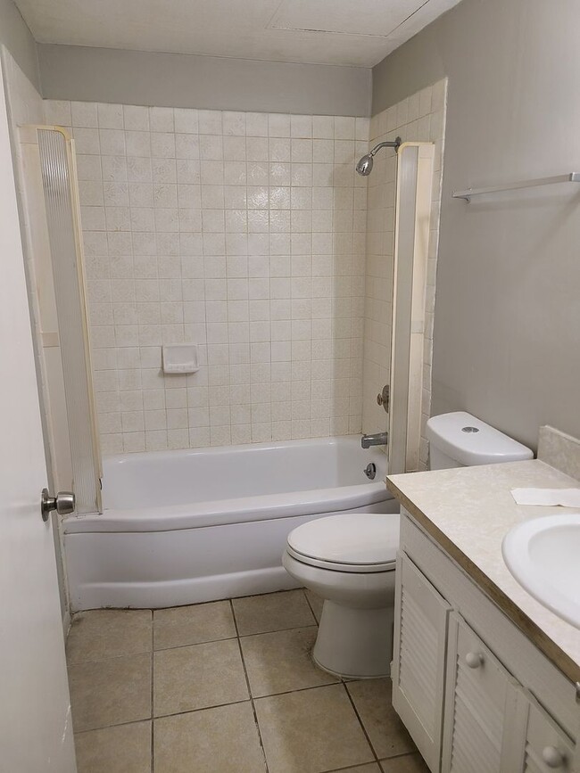 Building Photo - Move in Ready 3 bedroom/one bathroom $850
