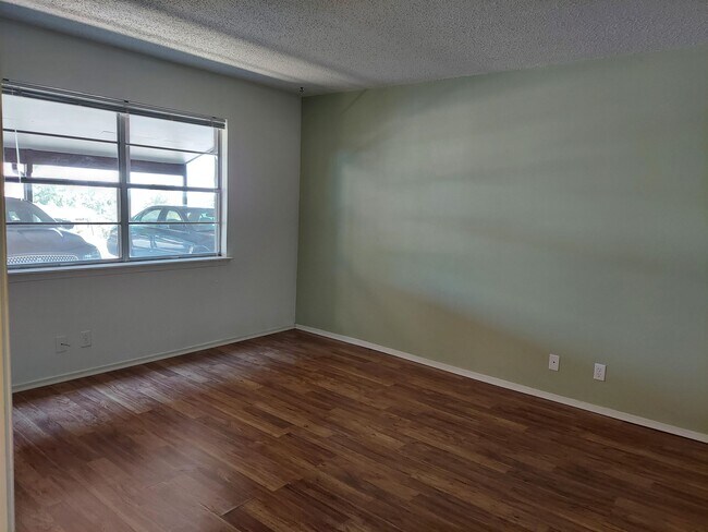 Building Photo - 1214 Hi Stirrup