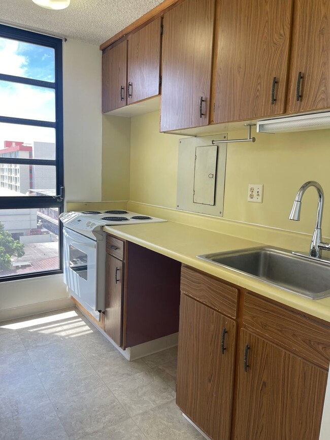 Building Photo - Piikoi Tower - 1 Bed, 1 Bath, 1 Parking - ...