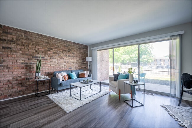 1BR, 1BA - 787SF - Living Room - Fountain Parc