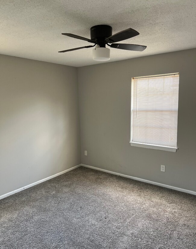 Building Photo - 800 NE Ball Dr