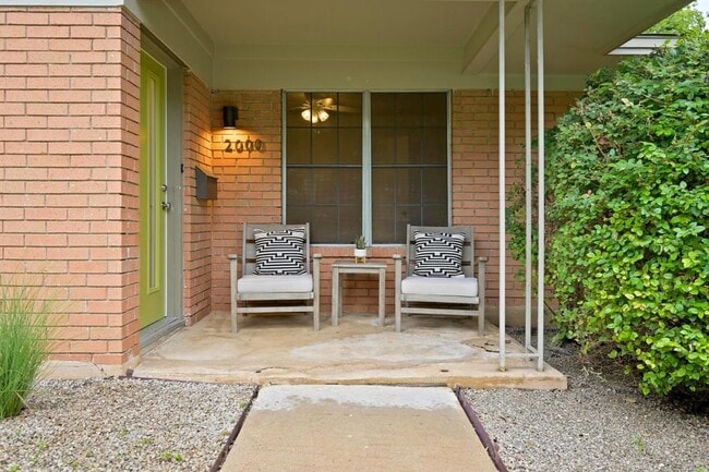 Foto del edificio - 2000 Meadowridge Dr