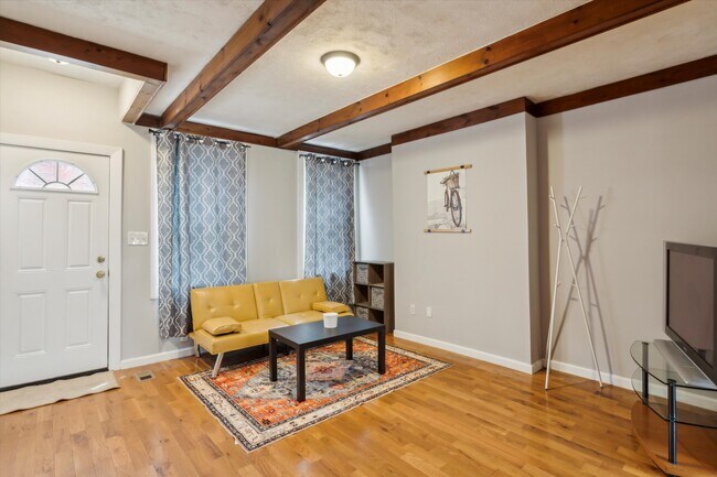 Building Photo - 1338 S Hollywood St