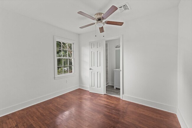 Building Photo - Charming 3 Bedroom, 2 Bathroom house