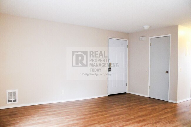 Foto del edificio - MOVE IN SPECIAL - $250.00 off first month!...