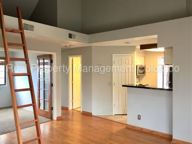 Building Photo - Lovely Condo in Glendale