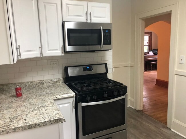 Building Photo - Charming, Cute, & Convenient 6 Bd/2 Bth in Como