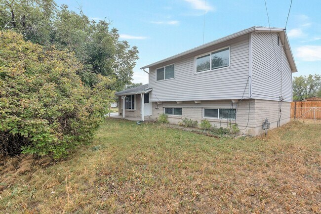 Building Photo - Pet Friendly West Valley Home w flexible l...