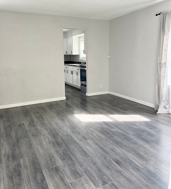 Building Photo - 2-Bedroom Gem with Oversized Garage and En...