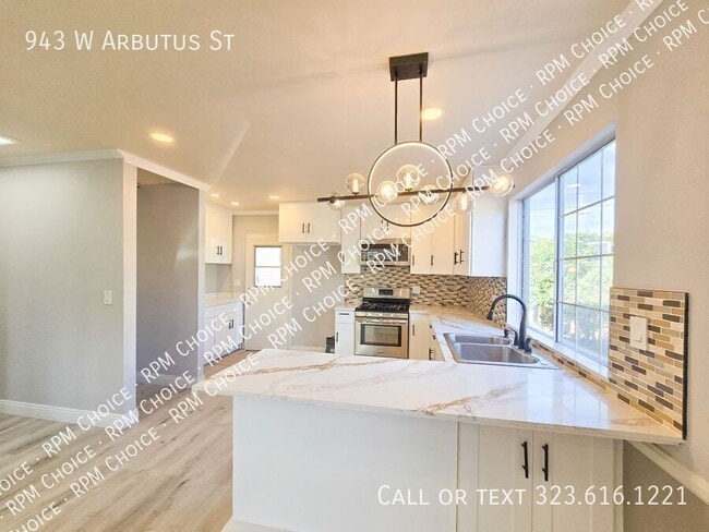 Building Photo - 943 W Arbutus St