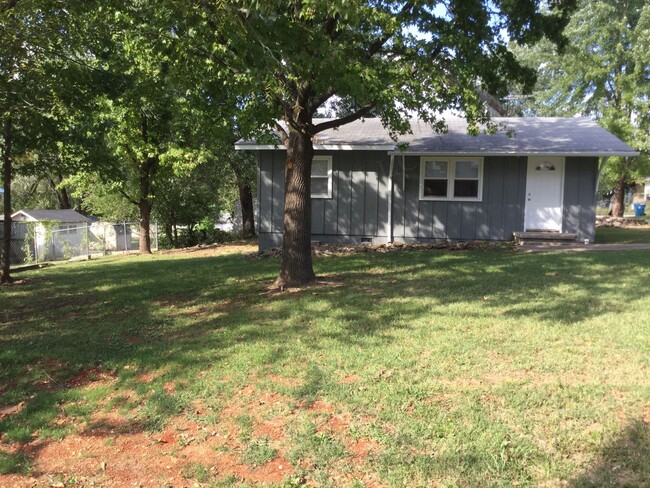 Building Photo - Two Bed House in Stockton, MO!  This house...