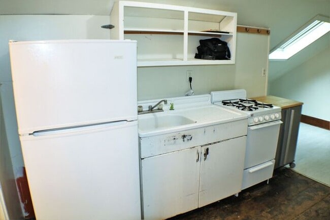 Building Photo - $1,300 | 1 Bedroom + Bonus Room, 1 Bathroo...