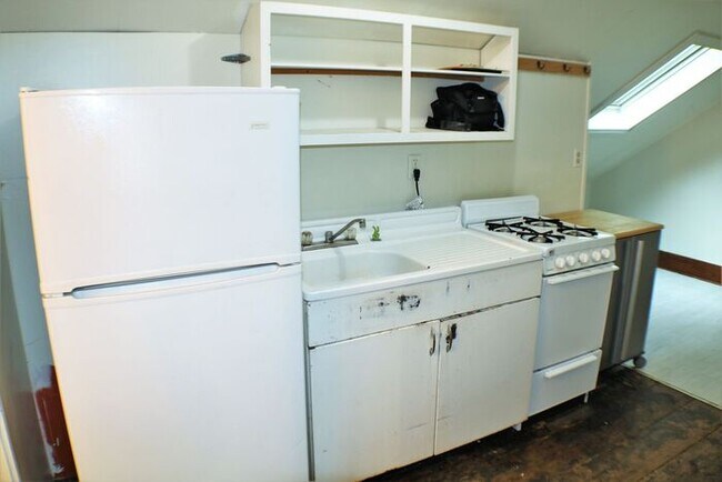 Foto del edificio - $1,300 | 1 Bedroom + Bonus Room, 1 Bathroo...