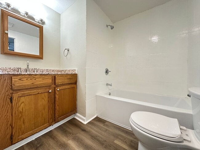 Building Photo - 3 Bedroom 1.5 Bathroom Finished Basement 2...