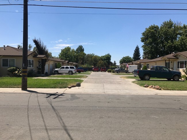Building Photo - 5726 Belleview Ave